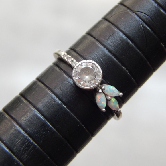 Jewelry - Sterling silver floral opal ring